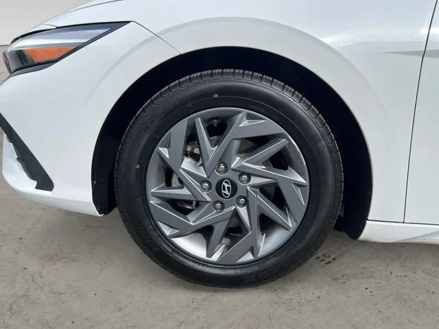 Used 2024 White Hyundai SEL image 14