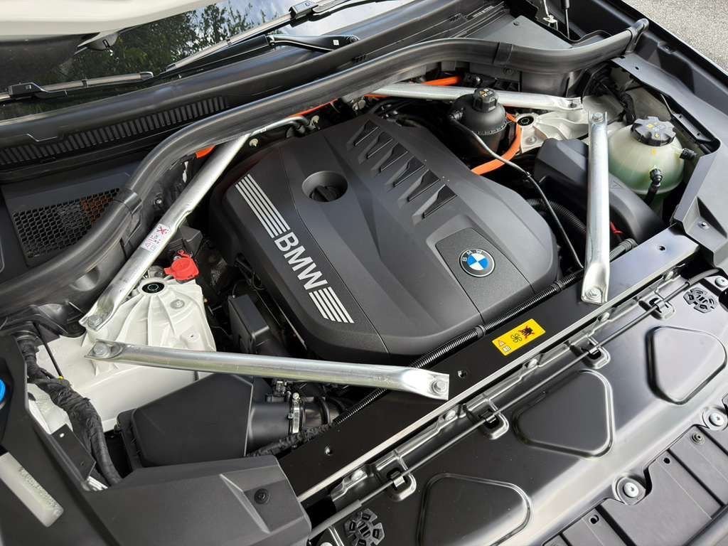 New 2026 Mineral White Metallic BMW xDrive50e image 24