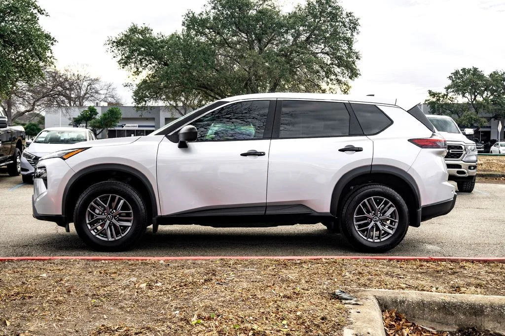 2025 Nissan Rogue S - Photo 8