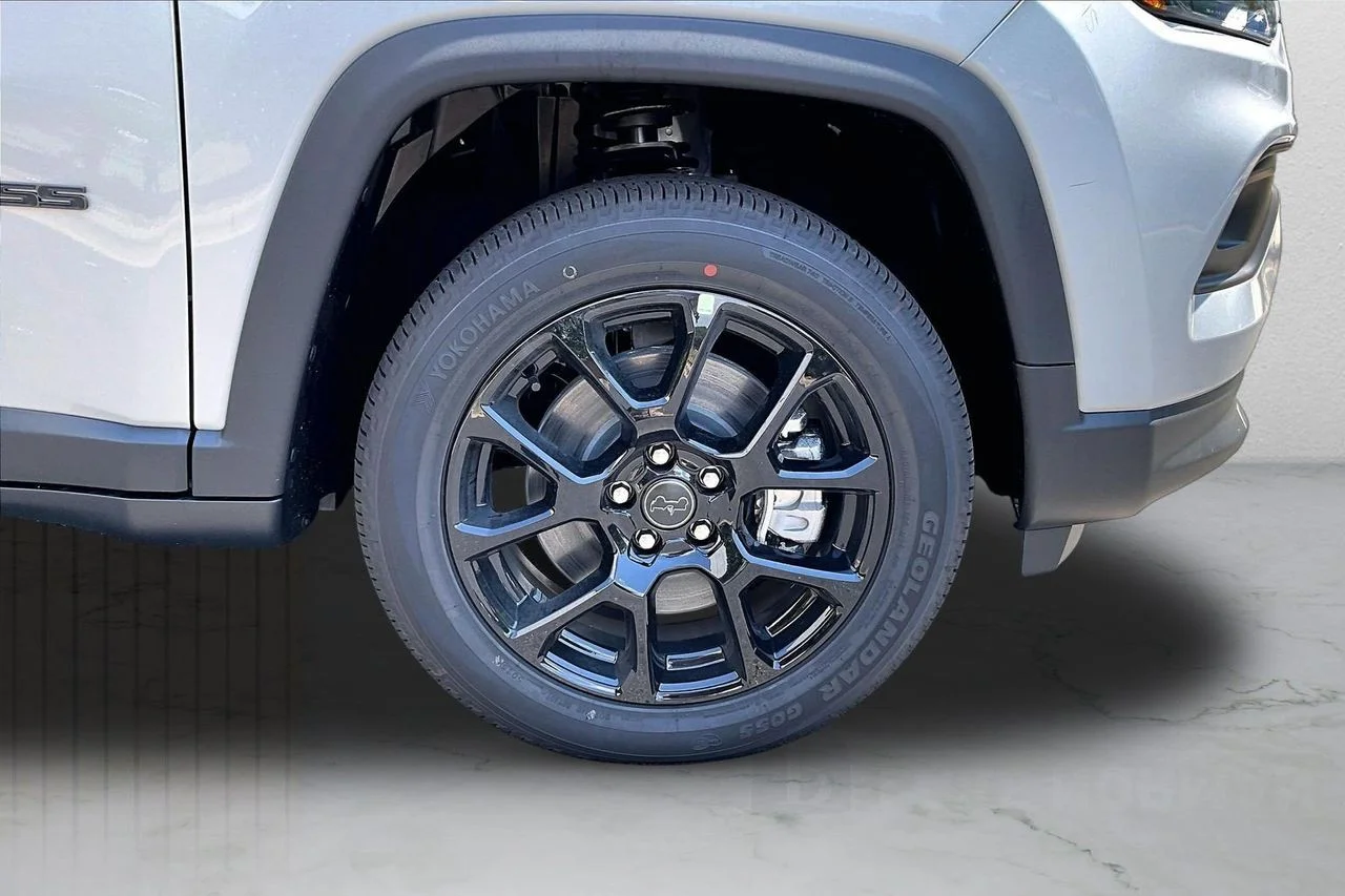 New 2026 Silver Zynith Metallic Clear-Coat Exterior Paint Jeep Latitude image 31