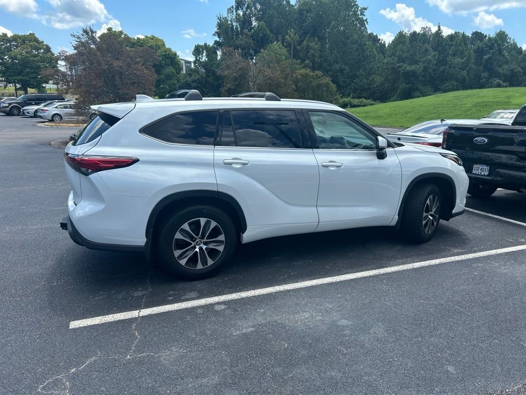Used 2022 Beige Toyota XLE image 2