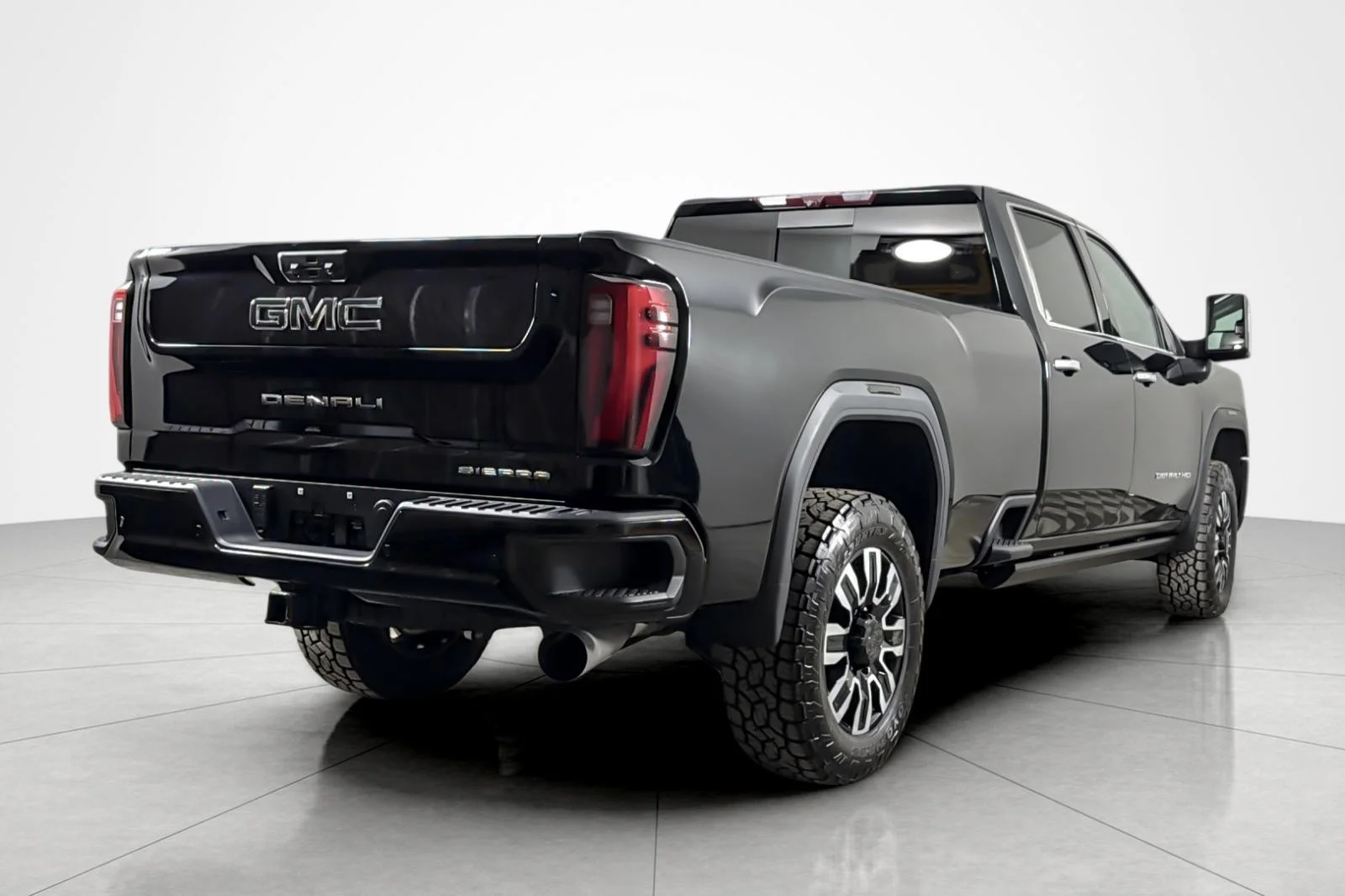 Used 2024 Onyx Black GMC 4WD Crew Cab 172 Denali Ultimate image 5