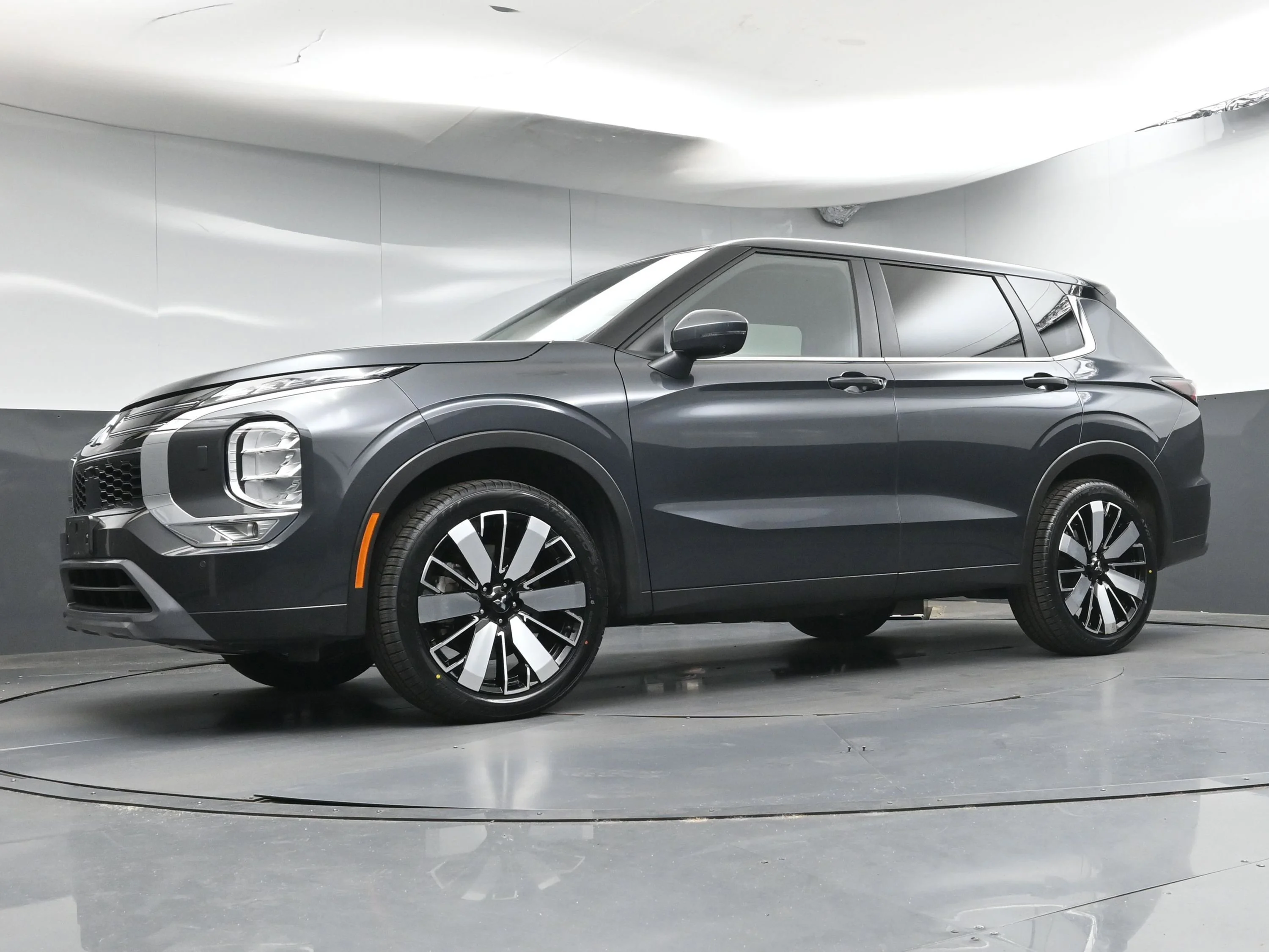 Used 2025  Mitsubishi  image 25