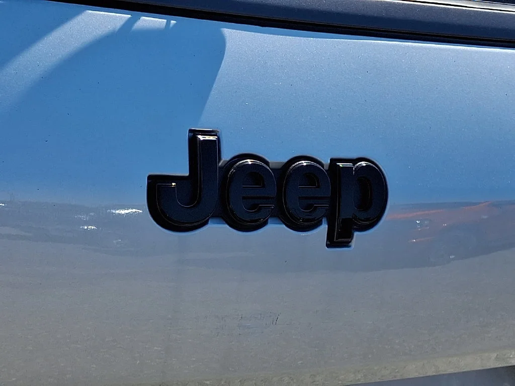 New 2026 Silver Zynith Exterior Paint Jeep Limited image 21