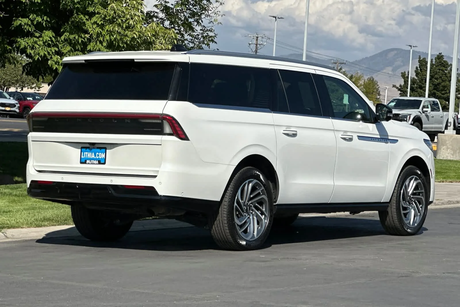 Used 2025 Pristine White Lincoln Reserve image 2