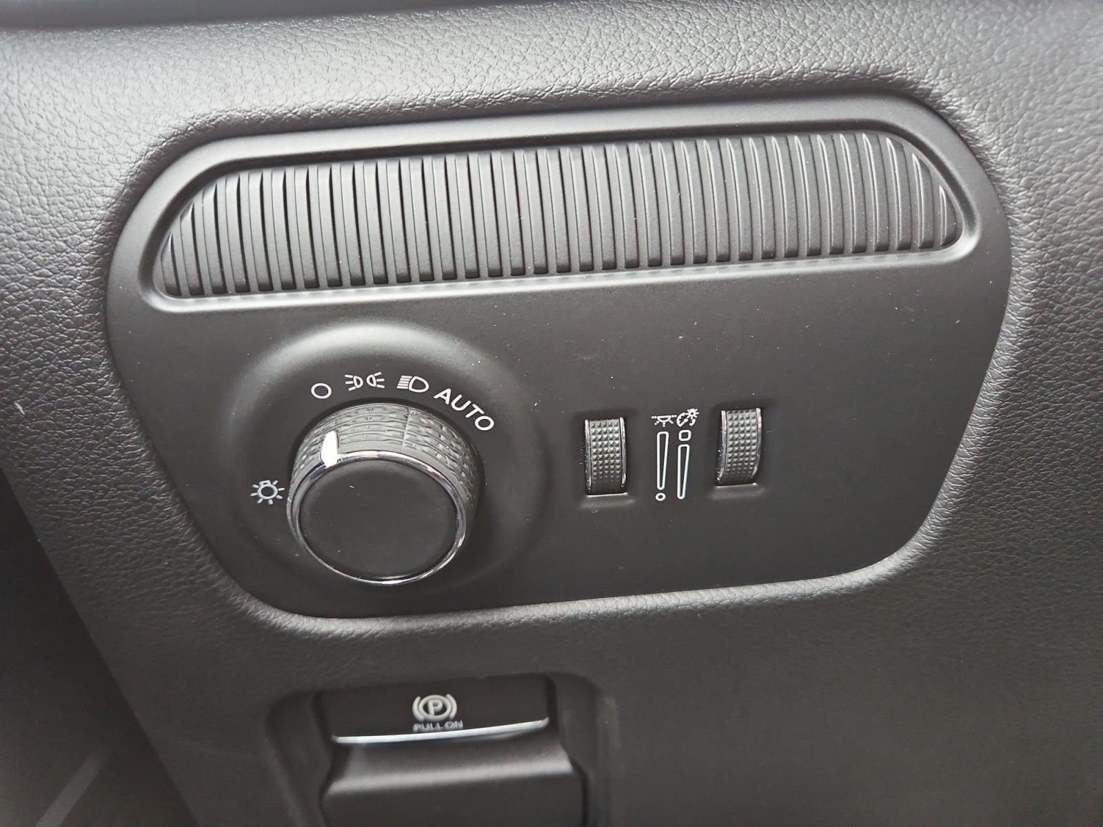 New 2026 Silver-Zynith Exterior Paint Jeep Limited Altitude image 23
