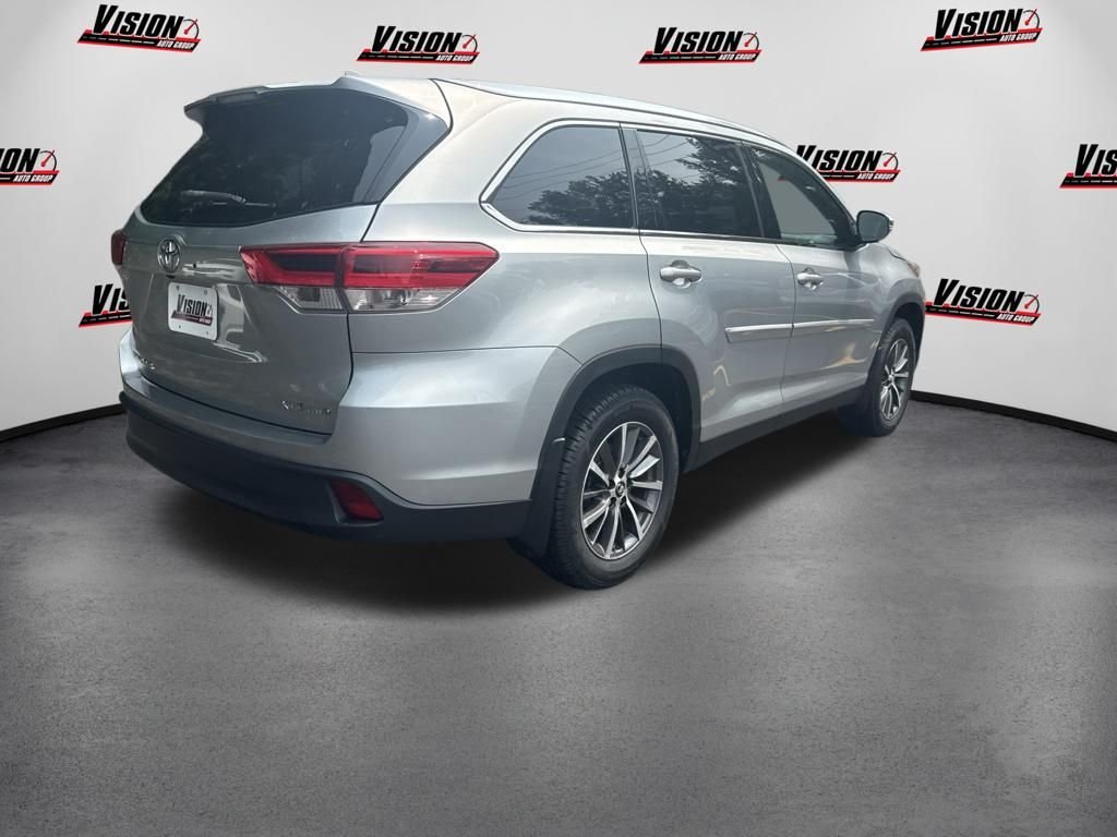 Used 2019 Silver Toyota XLE image 5
