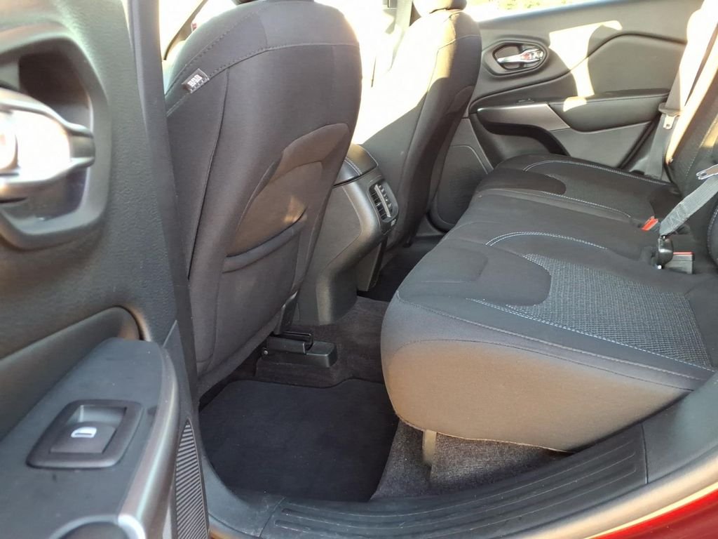 Used 2019 Velvet Red Pearlcoat Jeep Latitude image 4