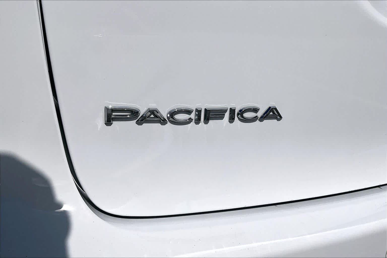 Used 2024 Bright White Clearcoat Chrysler Hybrid Select image 31