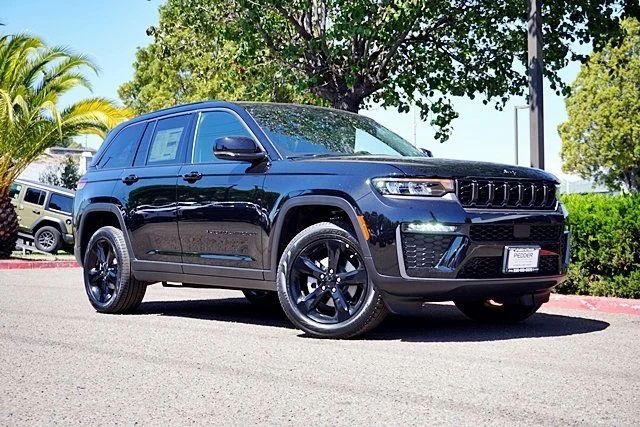 New 2026 Diamond Black Crystal Pearl-Coat Exterior Paint Jeep Limited image 2