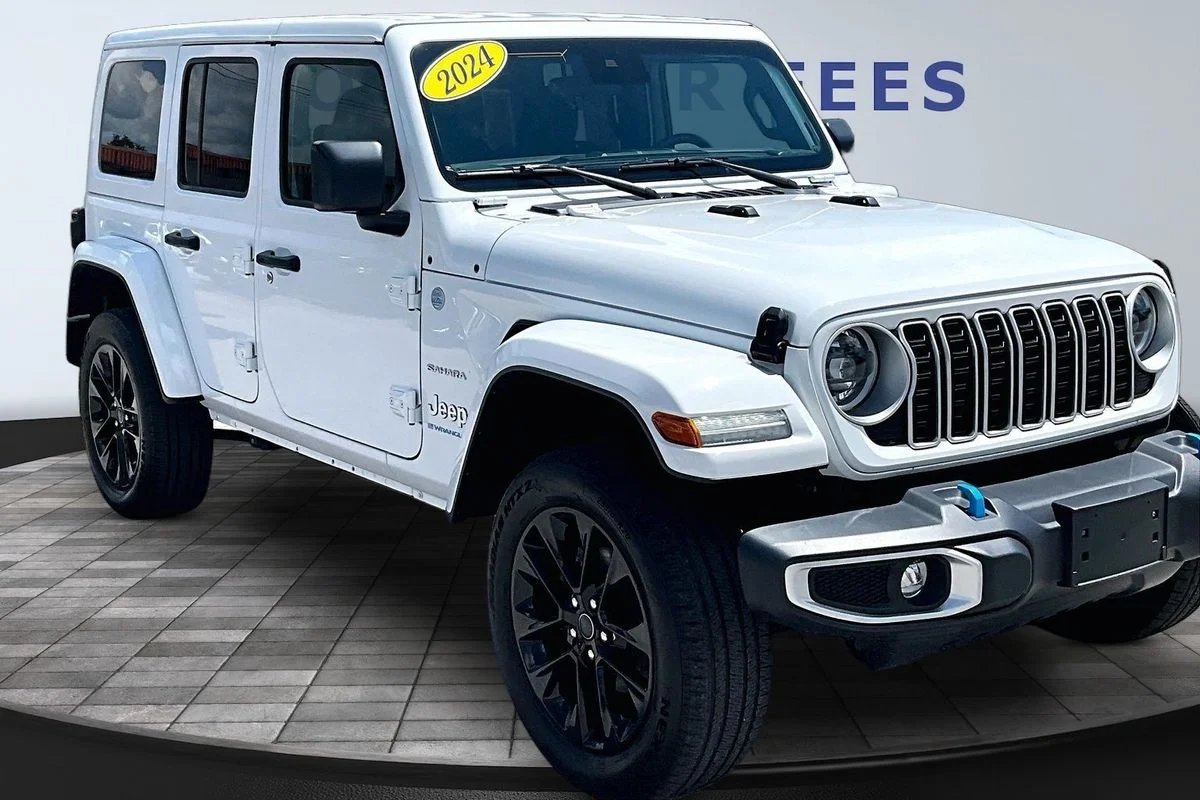 Used 2024  Jeep Sahara 4xe image 3