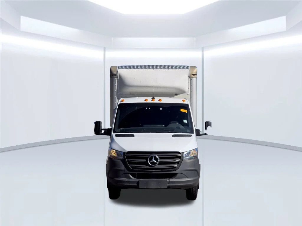 Used 2024  Mercedes-Benz Standard Roof image 12