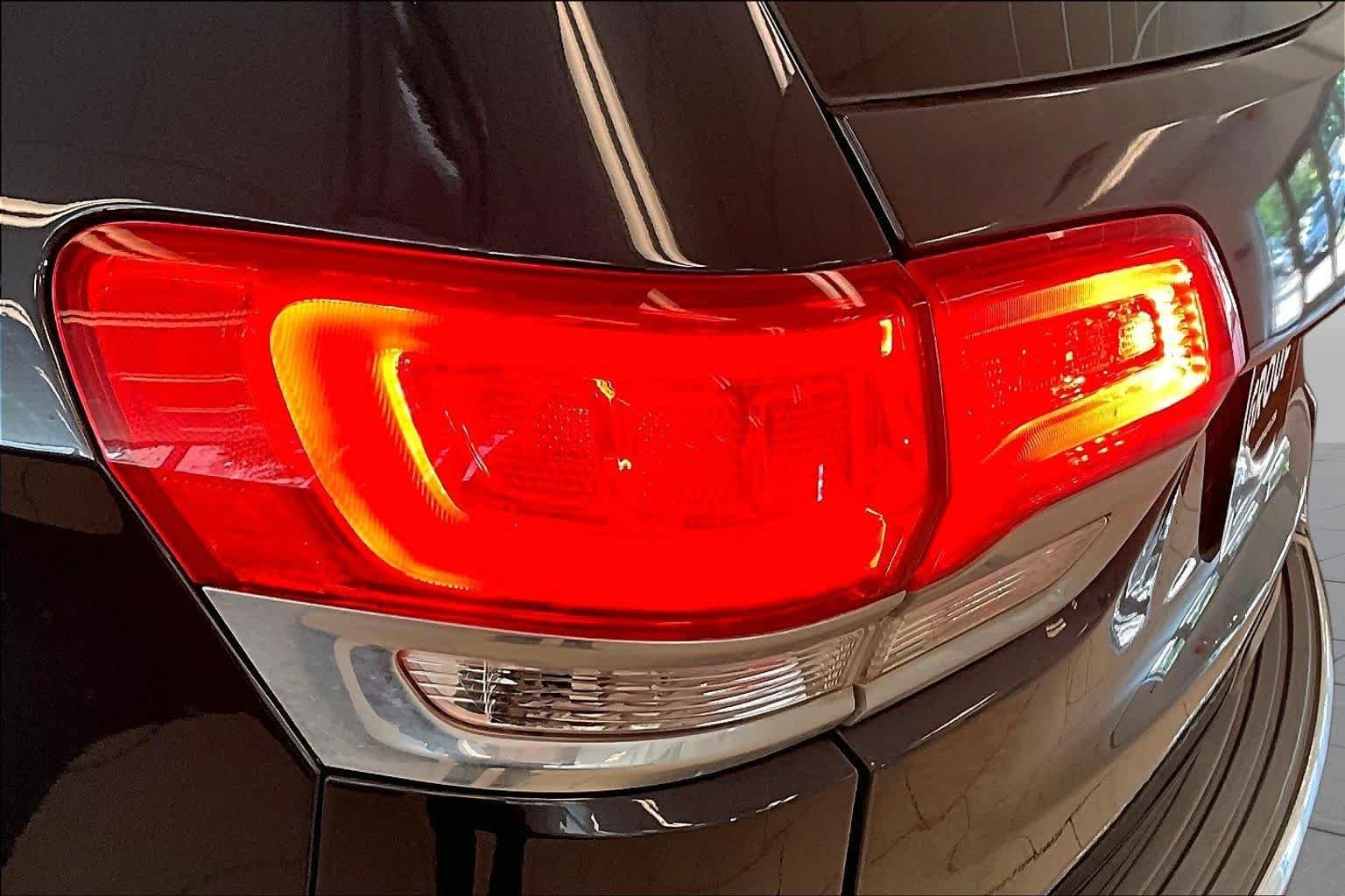 Used 2015 Maximum Steel Metallic Clearcoat Jeep Overland image 26