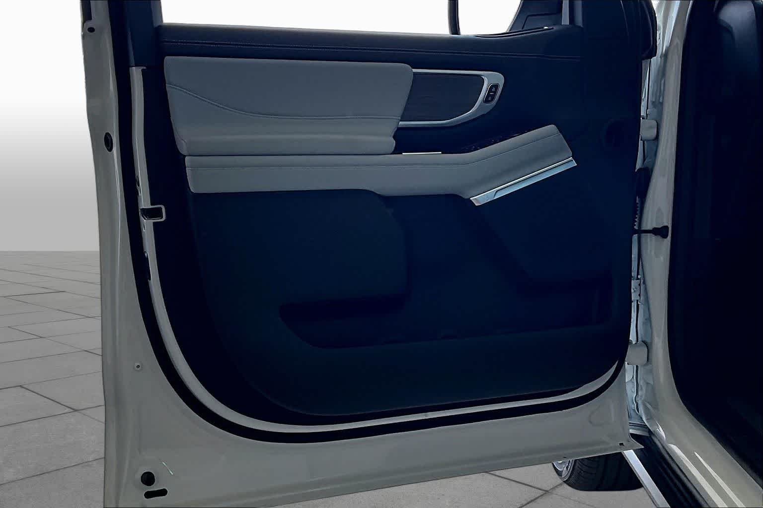 New 2026 Star White Metallic Tri-Coat Ford MAX Platinum® image 10