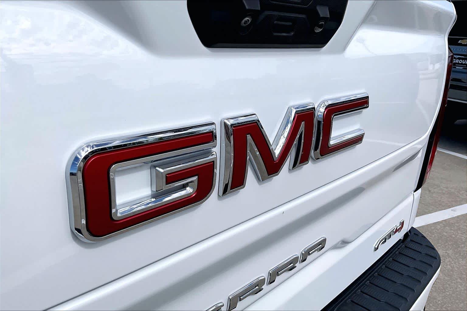 Used 2026 Summit White GMC AT4 image 31