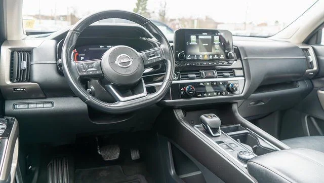 Used 2023  Nissan Platinum image 17