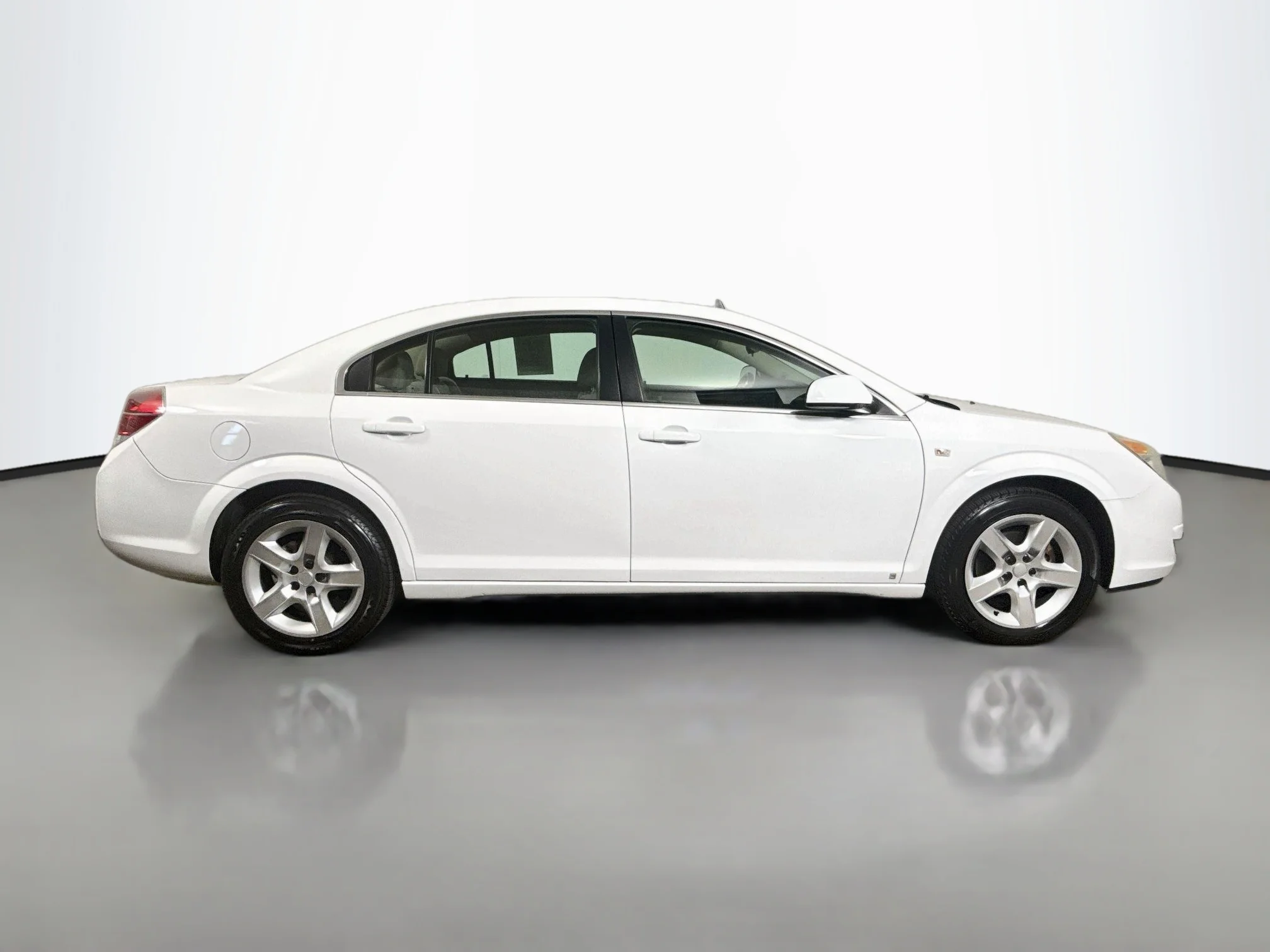 Used 2009 Polar White Saturn XE image 8
