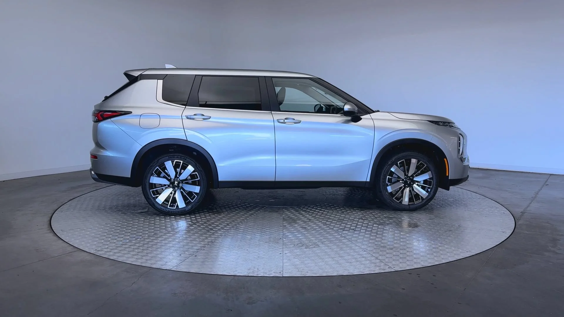 New 2026 Alloy Silver Metallic Mitsubishi SE image 9