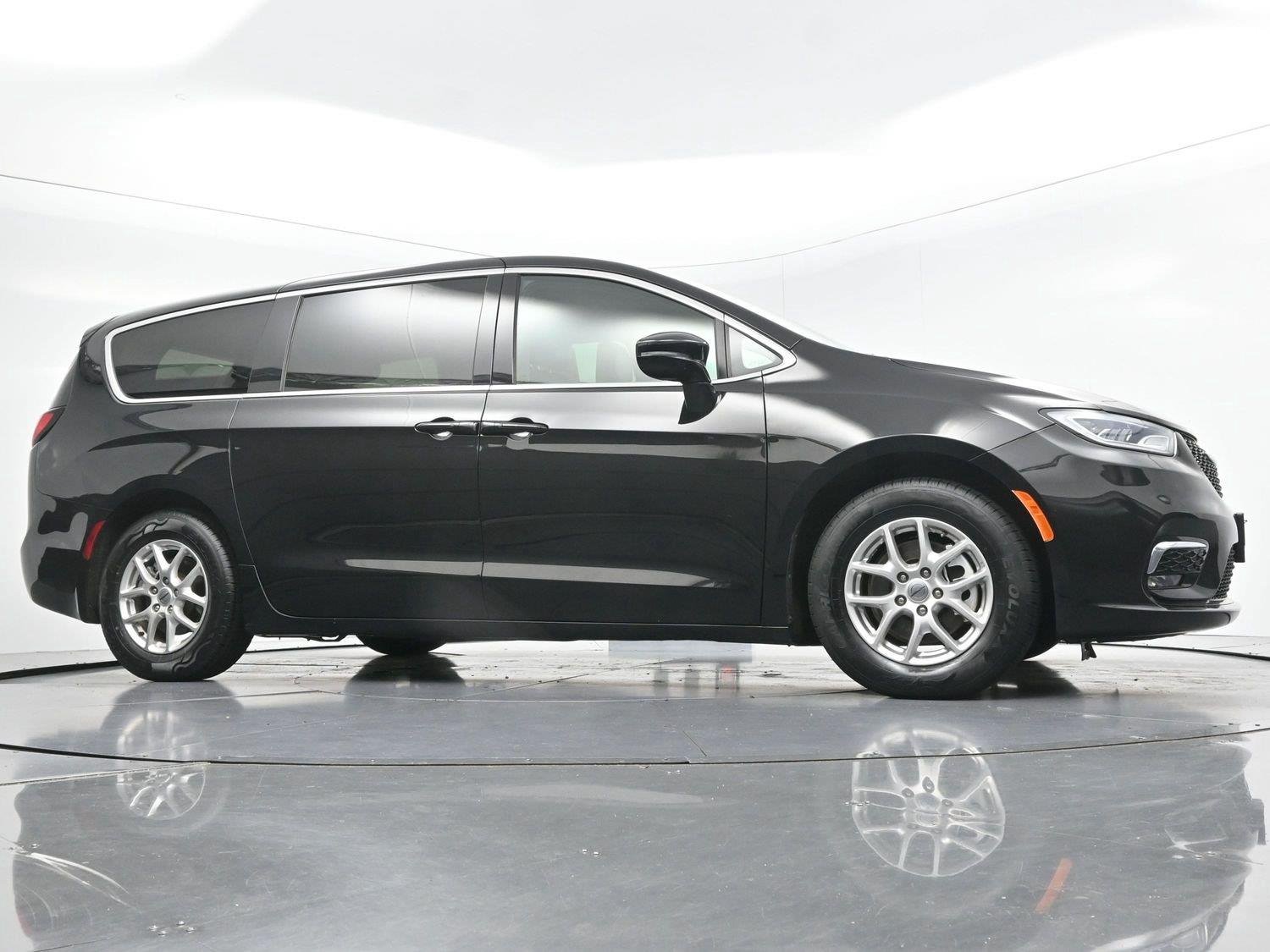 Used 2025 Diamond Black Crystal Pearlcoat Chrysler Select image 47