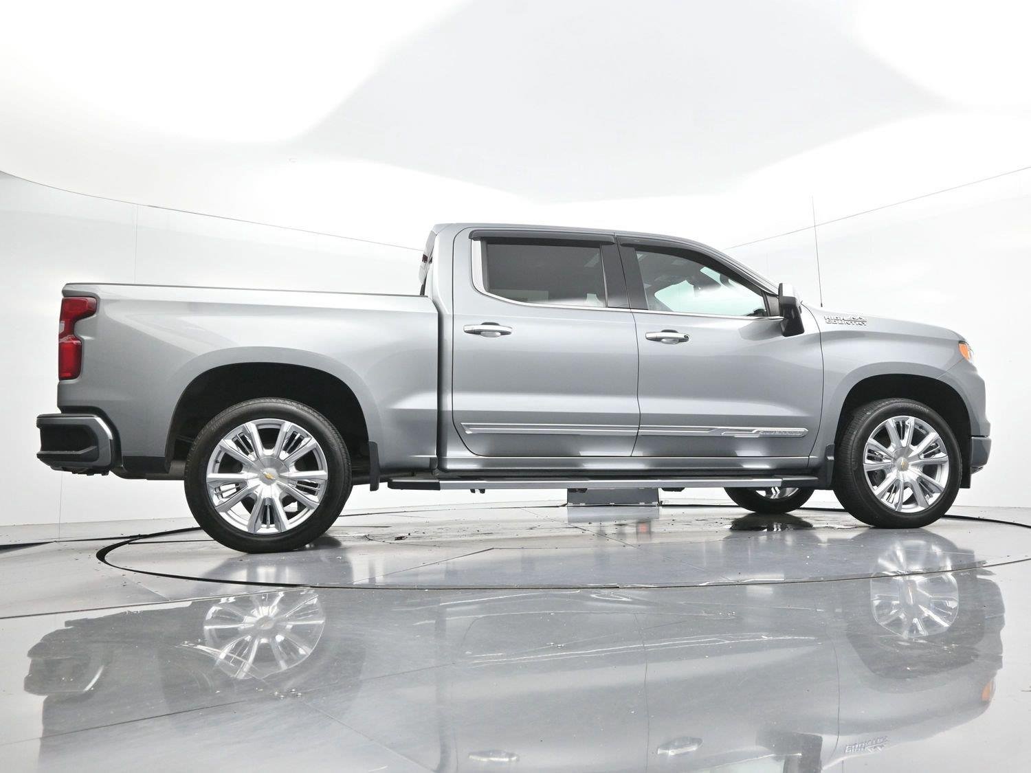 Used 2023 STERLING GRAY METALLIC Chevrolet High Country image 52