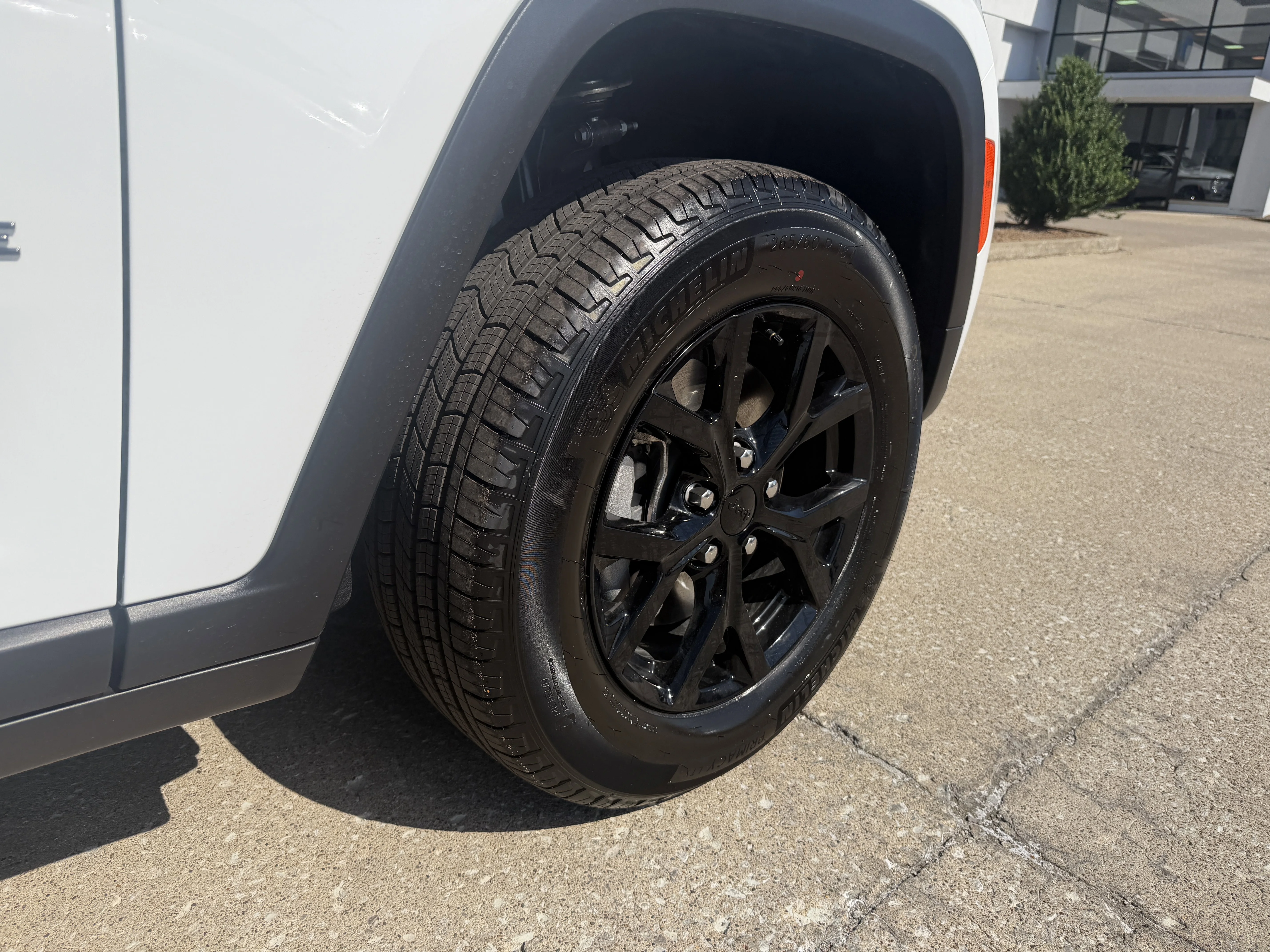 New 2026 Bright White Clear-Coat Exterior Paint Jeep Altitude image 21