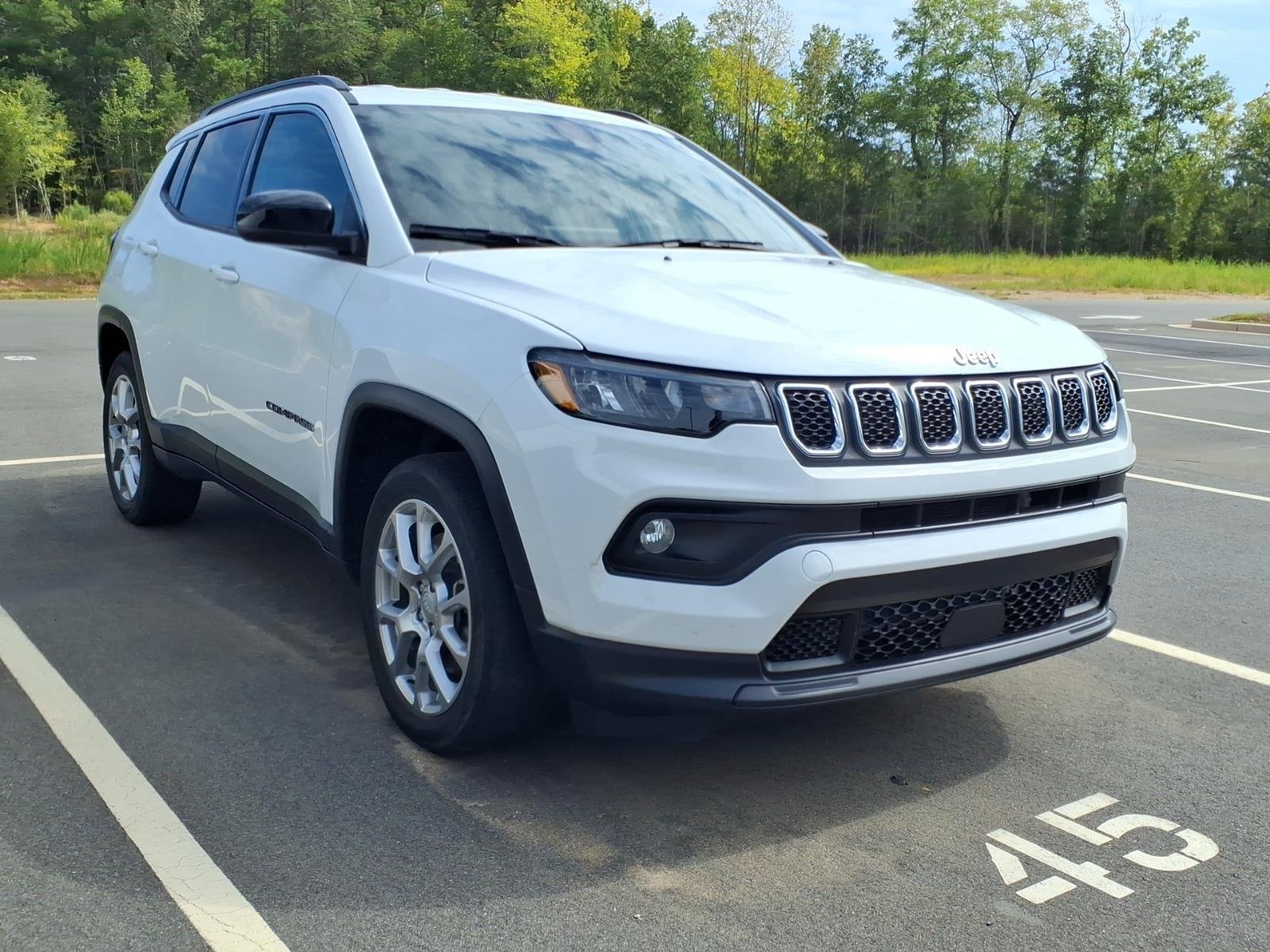 Used 2024 Bright White Clearcoat Jeep Latitude Lux image 6