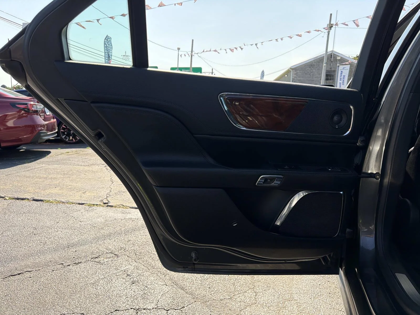 Used 2018 Gray Lincoln Reserve image 30