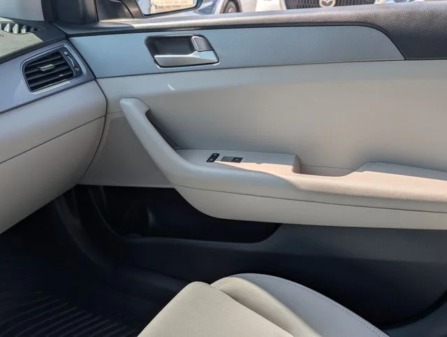 Used 2017 Silver Hyundai Base image 27