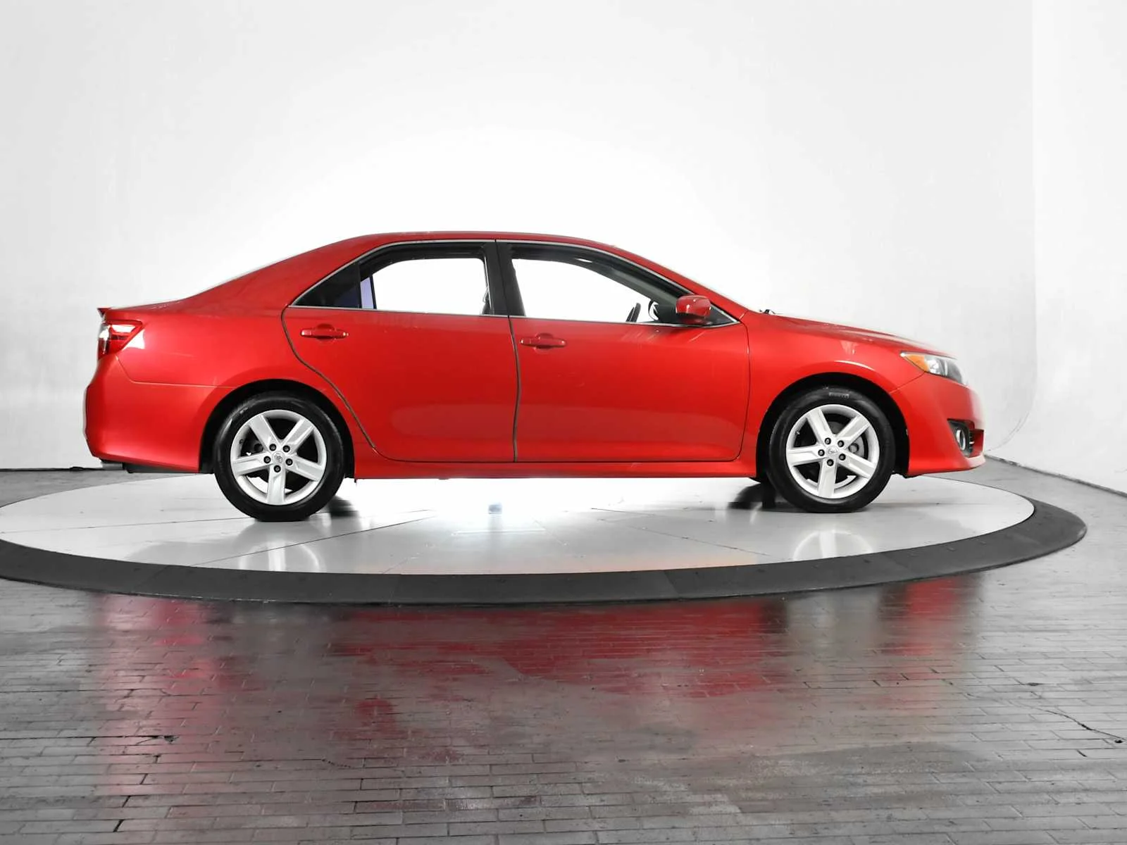 Used 2013 Barcelona Red Metallic Toyota SE image 7
