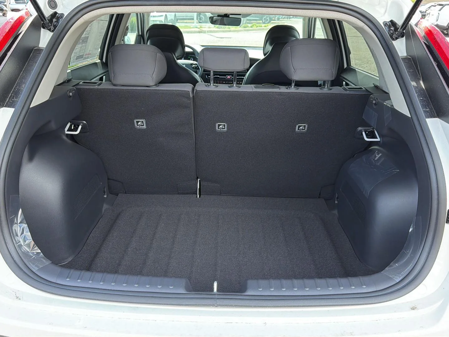 New 2026 Snow White Pearl Kia LX image 7