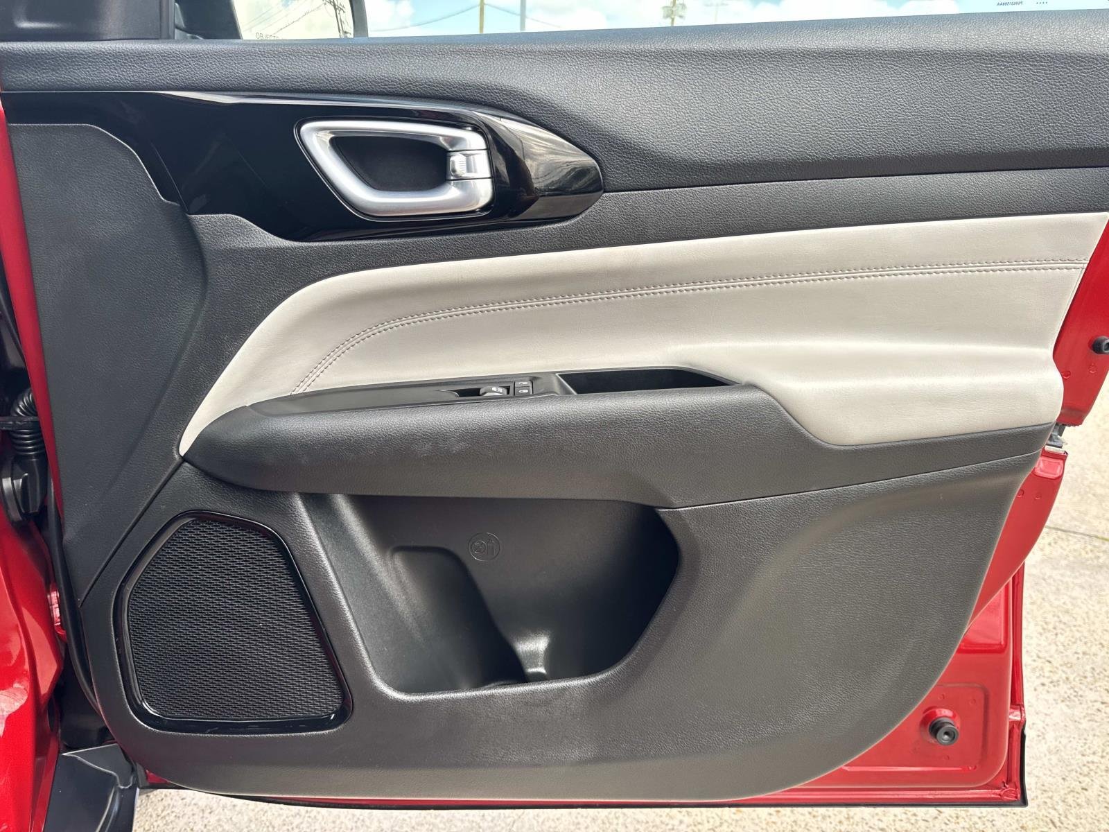 Used 2025 Red Hot Pearlcoat Jeep Limited image 13