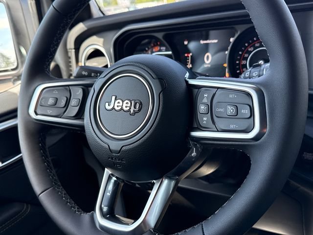 New 2026 Bright White Clear-Coat Exterior Paint Jeep Sahara image 13