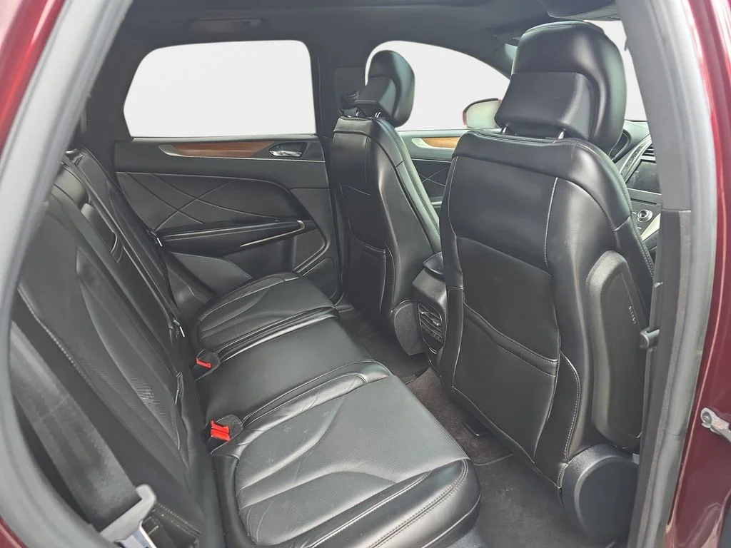 Used 2017 Red Lincoln Reserve image 12