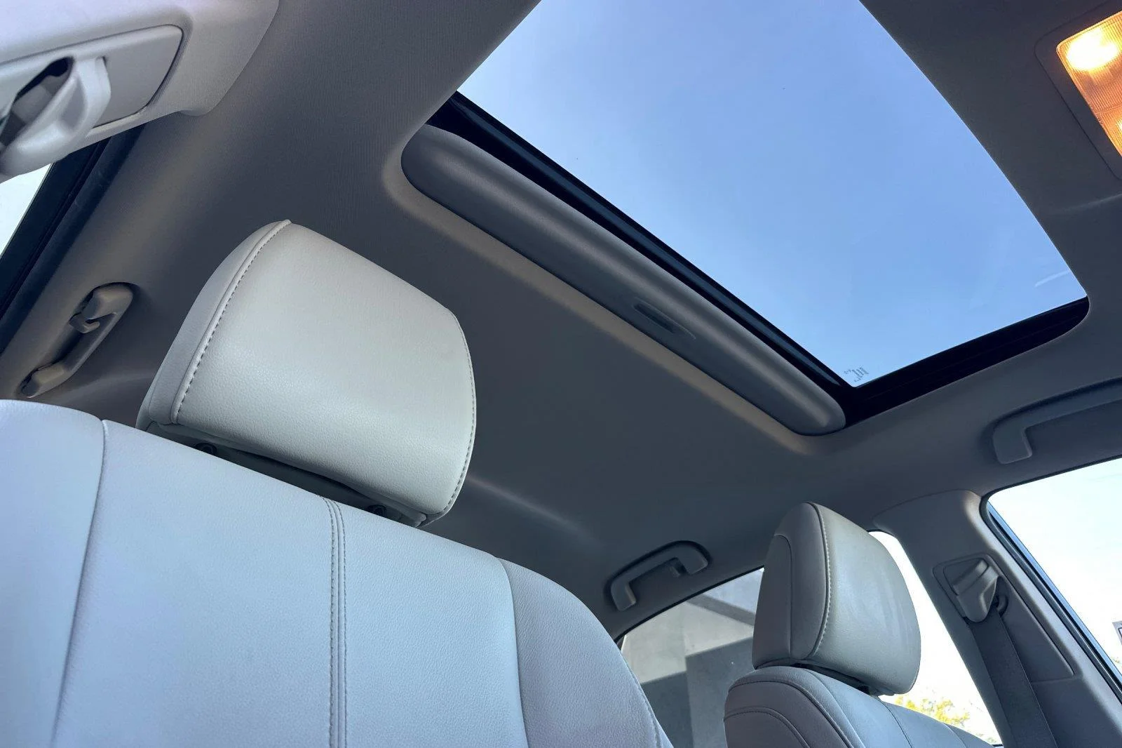 Used 2014 Creme Brulee Mica Toyota XLE Touring image 16