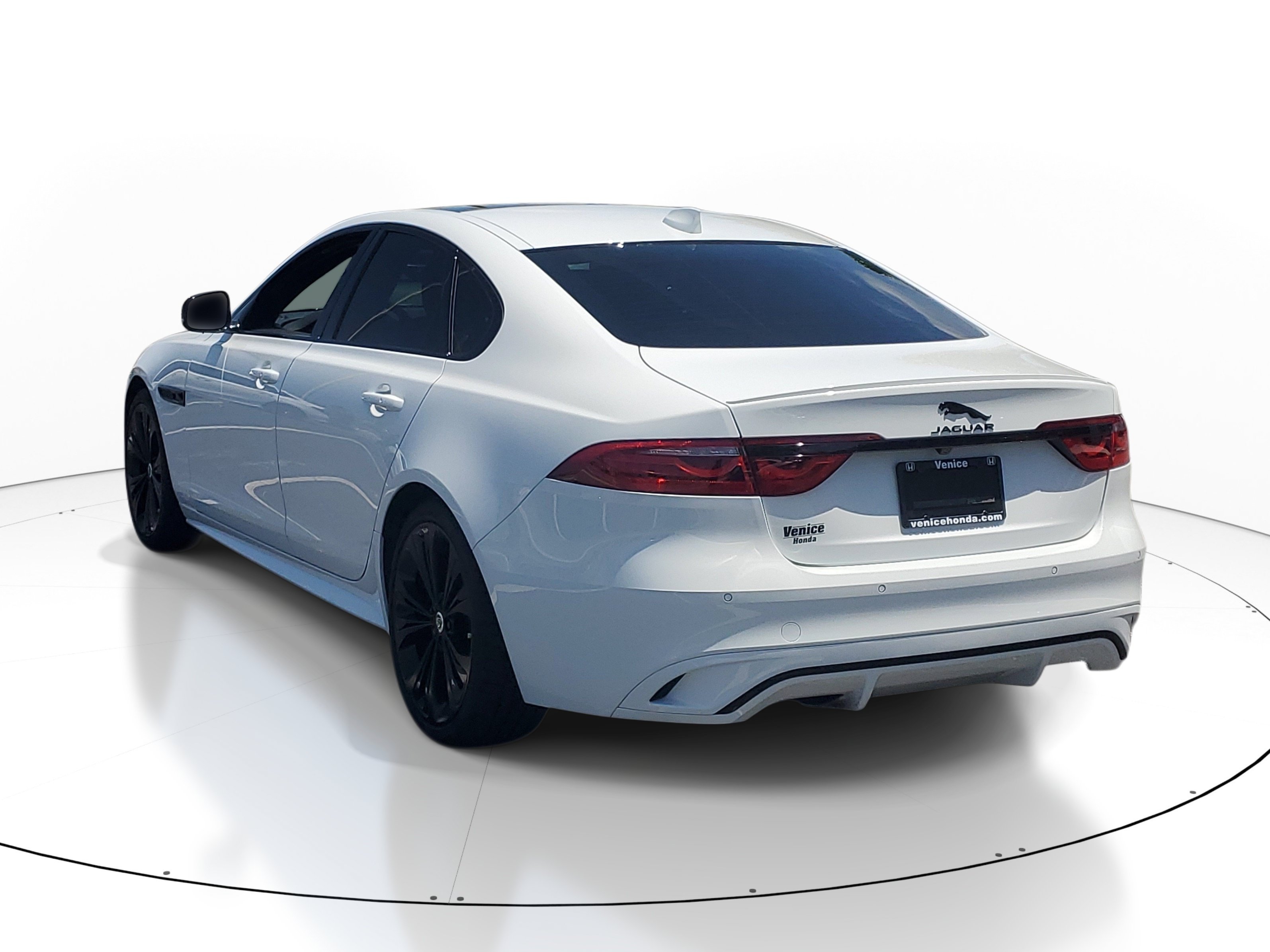Used 2024  Jaguar R-Dynamic SE image 4