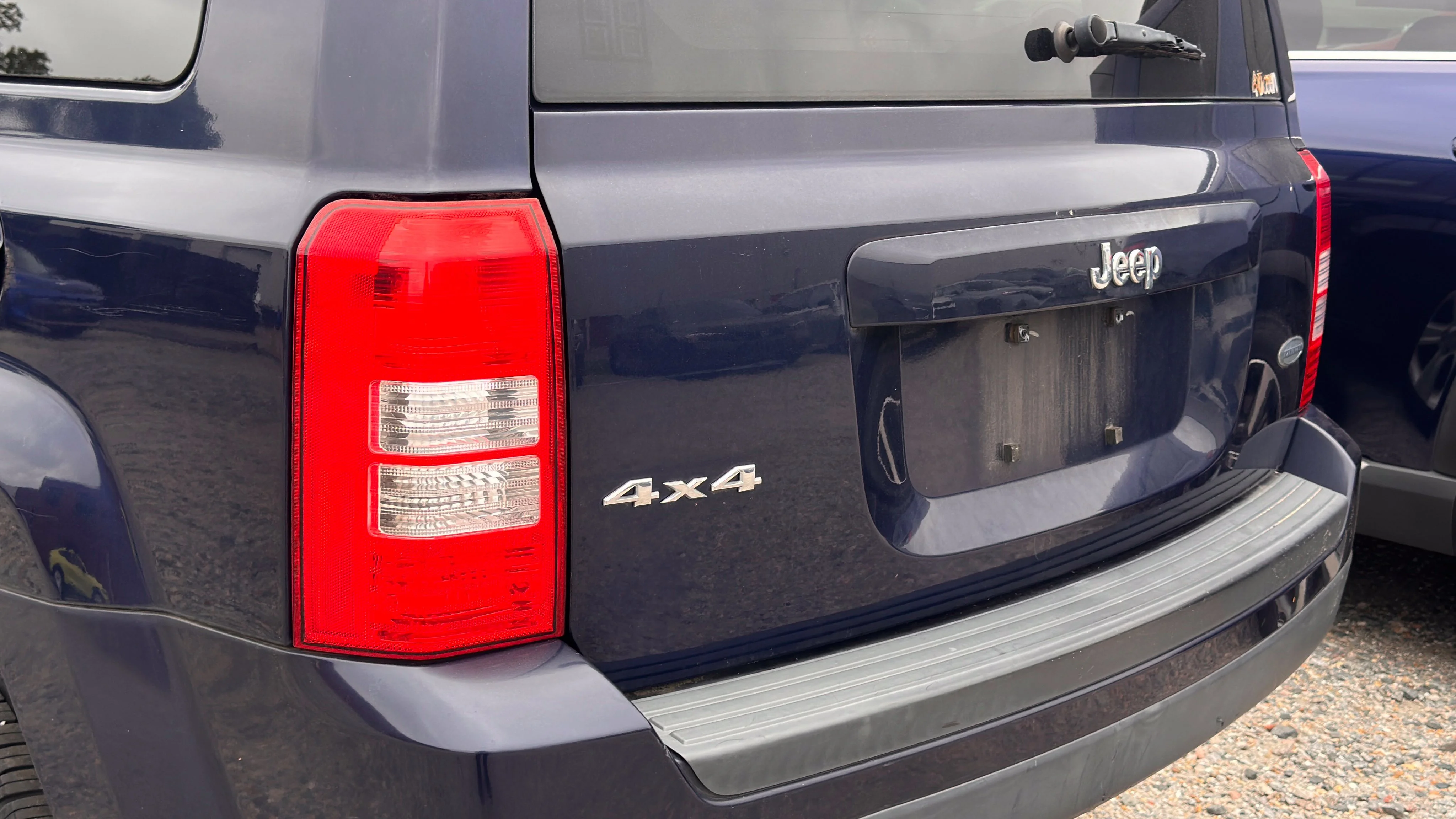 Used 2014 Blue Jeep Latitude image 6
