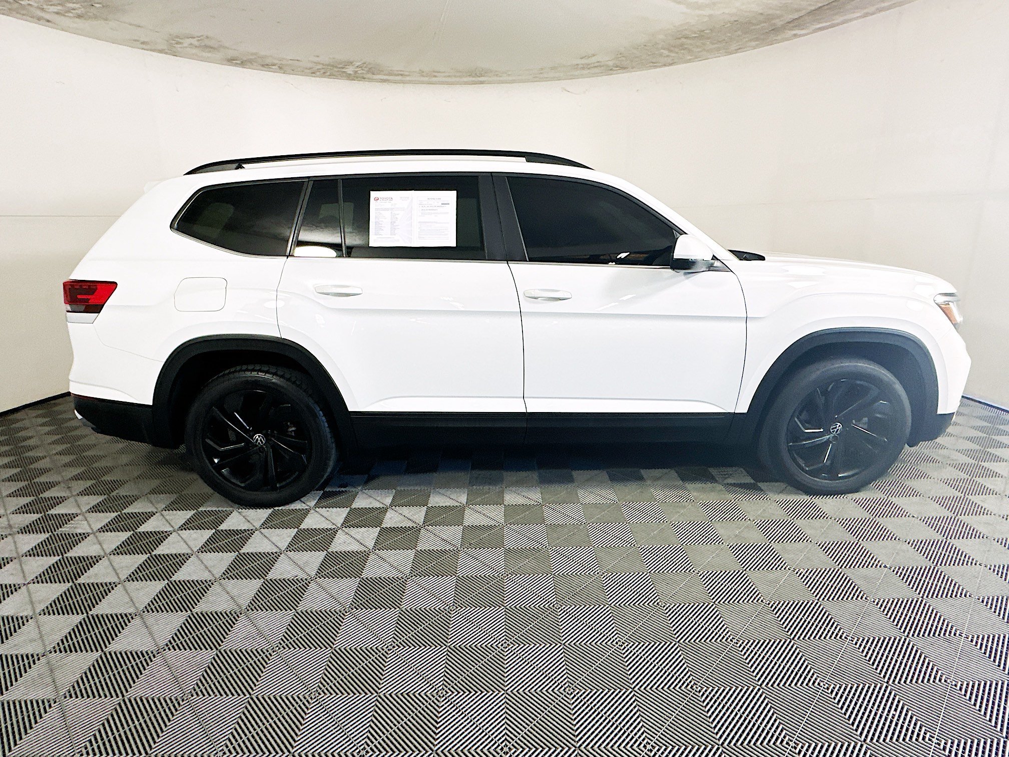 Used 2022 White Volkswagen 3.6L V6 SE w/Technology image 2