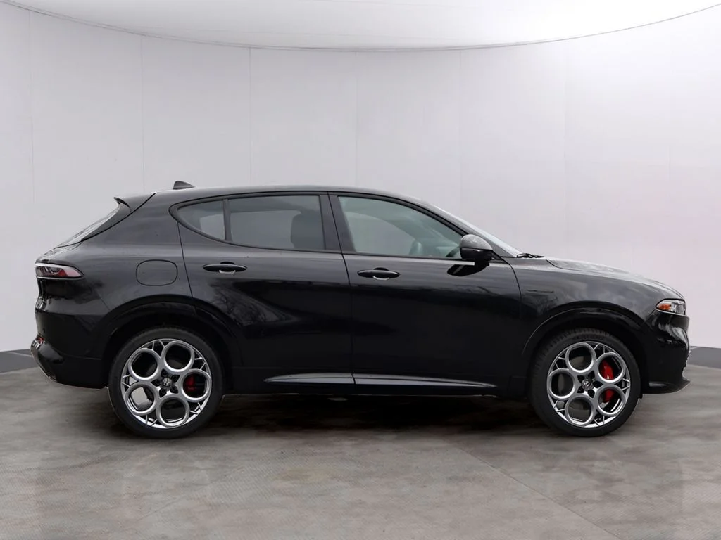 New 2025 Alfa Black Alfa Romeo Base image 4