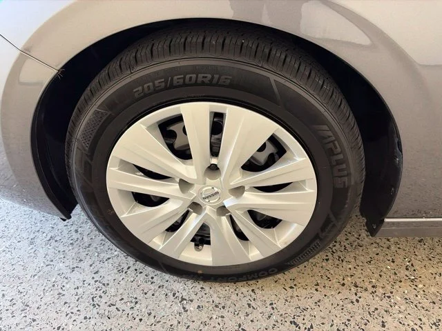 Used 2023 Gray Nissan S image 4