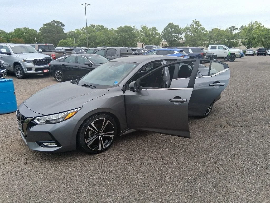 Used 2022 Gray Nissan SR image 17