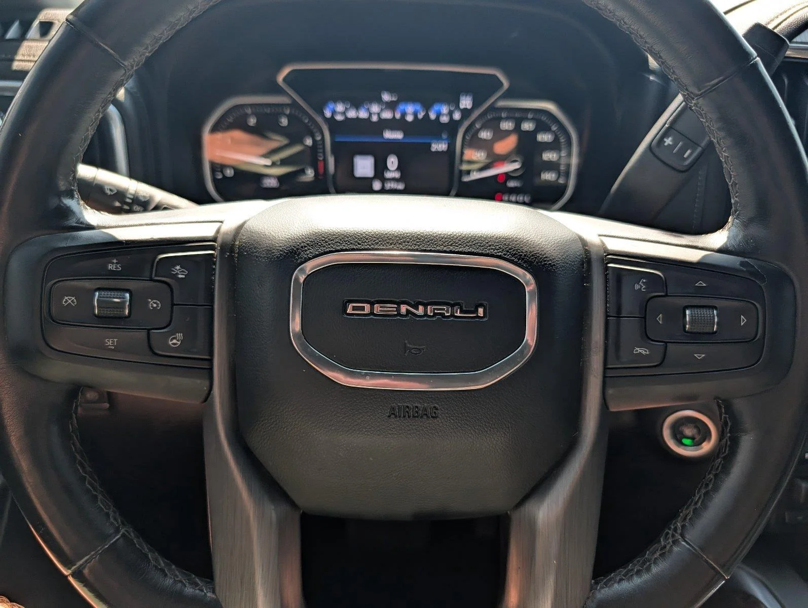 Used 2022 White Frost Tricoat GMC Denali image 24