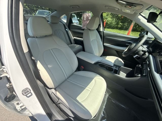 Used 2024 White Hyundai SEL image 23