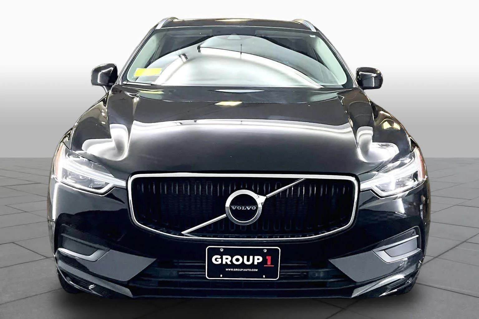 Certified Used 2019 Onyx Black Metallic Volvo Momentum image 4