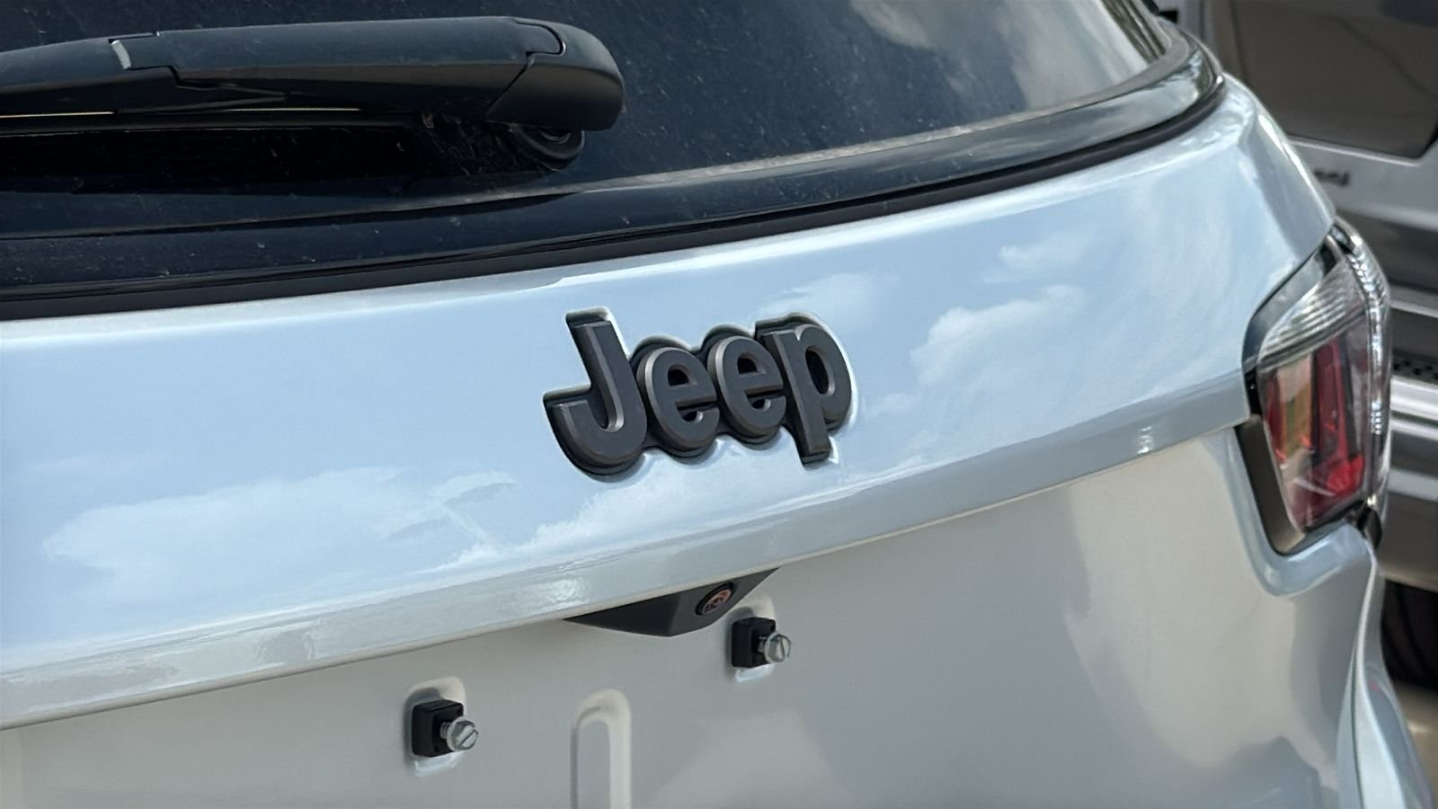 New 2026 Silver Zynith Metallic Clearcoat Jeep Latitude image 11