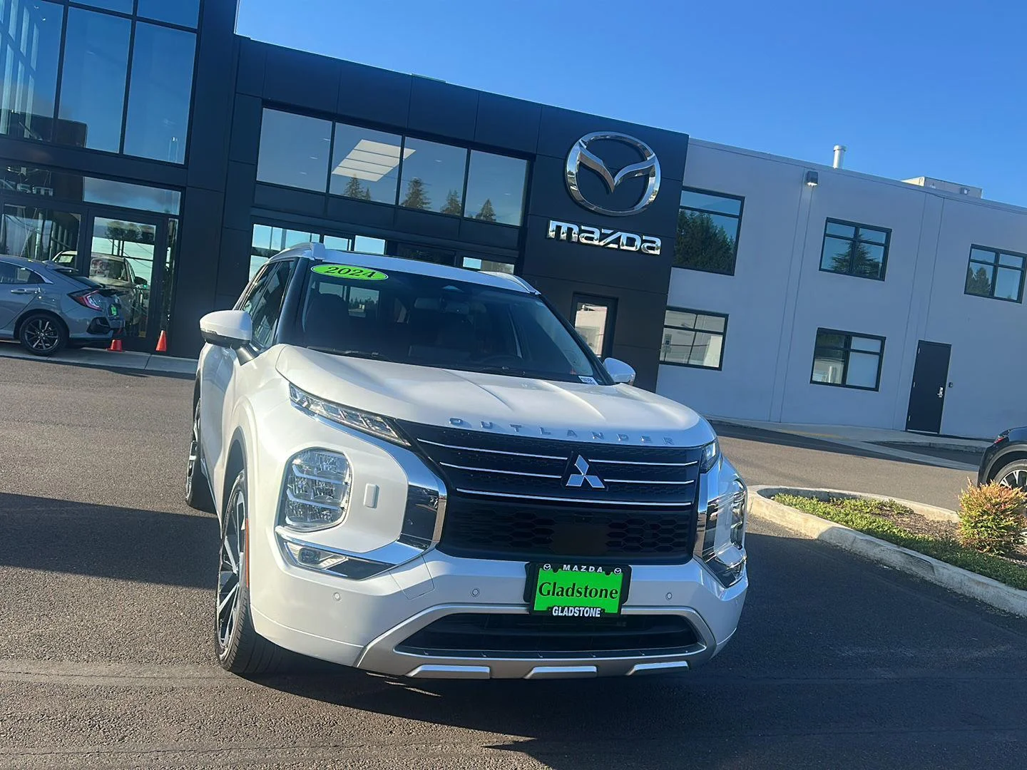 Used 2024 White Diamond Mitsubishi SEL image 9
