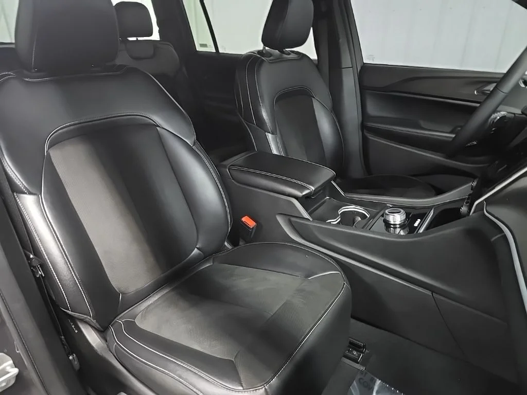 Used 2024 Gray Jeep Altitude image 14
