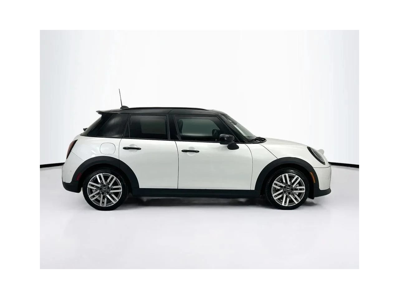 New 2026 Nanuq White Metallic MINI SIGNATURE PLUS image 4