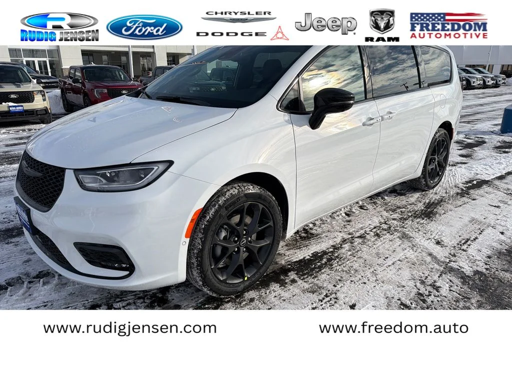 2026 Chrysler Pacifica Select AWD's photo