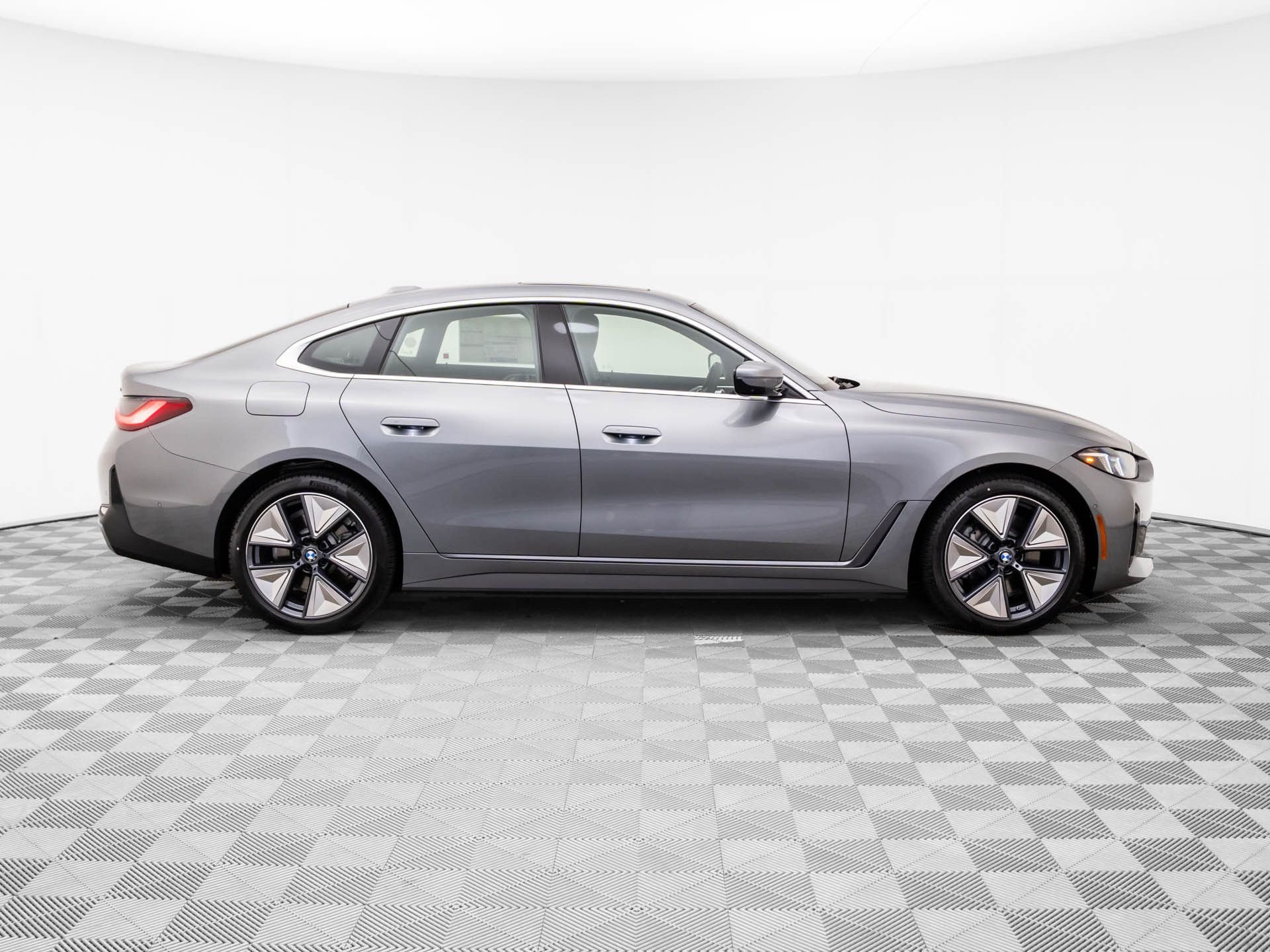 New 2026 Skyscraper Grey Metallic BMW xDrive40 image 7