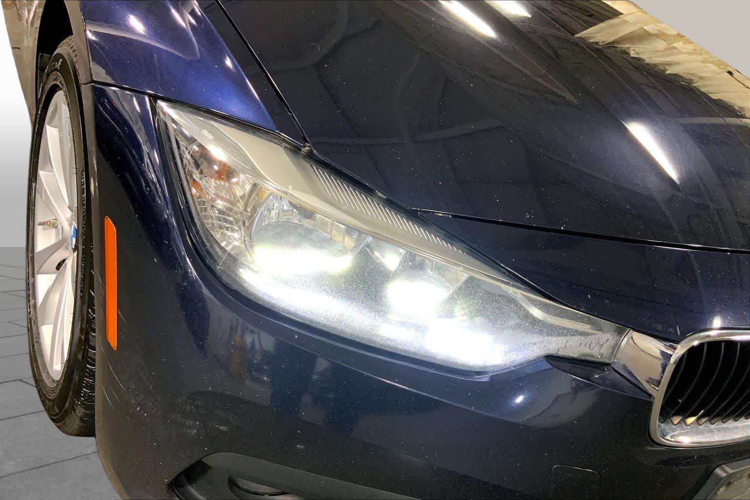Used 2016 Imperial Blue Metallic BMW 320i xDrive image 28
